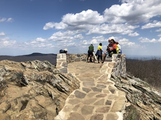 2018-04-28_13_42_00_The_summit_of_Hawksbill_Mountain_on_the_border_of_Page_County_and_Madison_County_within_Shenandoah_National_Park,_Virginia.jpg